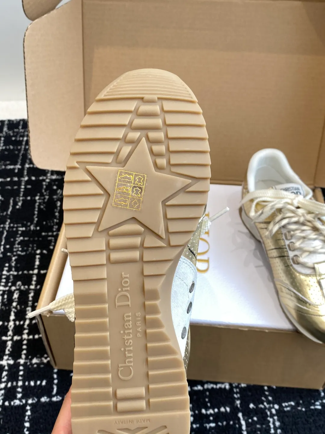 👟👟Ex-factory price 680👟👟 Purchasing grade (synchronized on the official website ✈️box packaging) Dior D-Sketch sneakers made a wonderful appearance at the Dior 25ss spring and summer ready-to-wear series show, highlighting the classic retro aesthetics. They are carefully made of white nylon and cow leather, decorated with printed logos inspired by the shoe production stage, with beige suede cowhide panels and double shoelaces. Handwritten Christian Dior Paris signature on the side, Christian Dior Paris signature panels and plaques on the heel and tongue. Paired with two-tone slim rubber soles, they add a touch of couture to any casual look. Size: #Female 35-40 (No return or exchange if order is made at 40) #Men 39-45 (No return or exchange if order is made at 45) (It will be shipped in about 20 days under development)